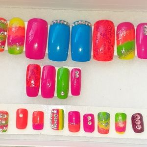 Set up 24 stiletto and design press on nails